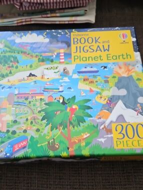 Usborne Book And Jigsaw Planet, Earth 300 Pieces